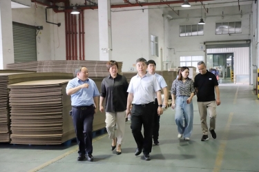 平湖市委常委、副市長(zhǎng)張斌蒞臨景興紙業(yè)全資子公司平湖景包調(diào)研殘疾人就業(yè)工作