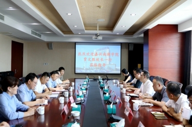 嘉興南湖學(xué)院黨委副書記、校長(zhǎng)賈文勝一行蒞臨景興紙業(yè)調(diào)研交流