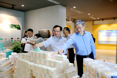 2019年 5月22日，時任浙江省社會組織綜合黨委專職副書記、省民政廳社會組織管理局局長蔡國華蒞臨景興紙業(yè)調(diào)研企業(yè)發(fā)展情況和黨建工作